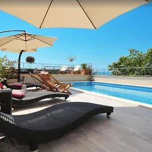 https://apartments-villa-golden-view.hotels-in-trogir.com