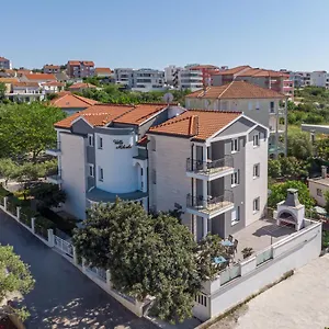 https://villa-mihaela-trogir-21223-2.hotels-in-trogir.com